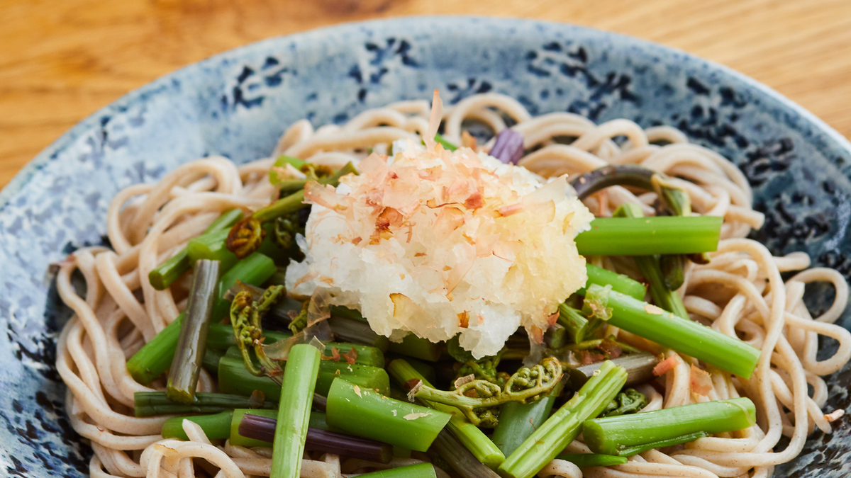 極粗のお蕎麦が簡単に打てる大理石のエンボスローラー‼️ 山菜おろしの冷やしかけそば｜管理栄養士監修レシピ｜おいしい健康