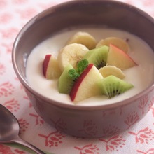 りんご入りフルーツヨーグルト