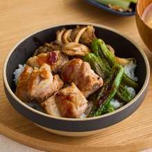 鶏もも肉とまいたけの照り焼き丼