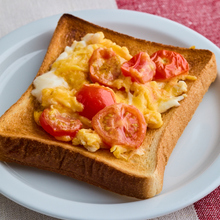 トマトとスクランブルエッグのトースト