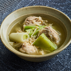 焼きねぎと鶏肉のおかずスープ
