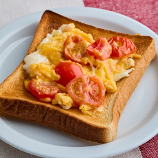 トマトとスクランブルエッグのトースト