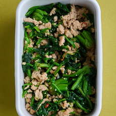 作り置きに ひき肉とほうれん草のしょうゆ炒め