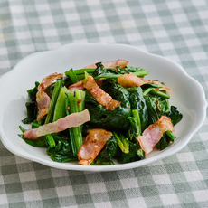 ほうれん草とベーコンのバター炒め