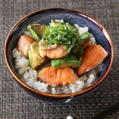 鮭とアボカドの柚子胡椒丼