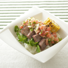 サルサソースがけ 牛ももステーキどんぶり