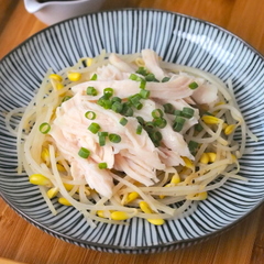 サラダチキンと大豆もやしのレンジ蒸し ピリ辛だれ