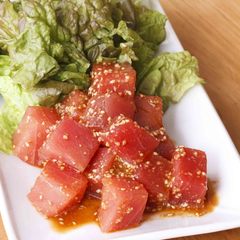 ピリ辛まぐろ漬け　レタス添え