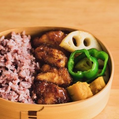 酢鶏・野菜の焼き蒸し・黒米ご飯のお弁当