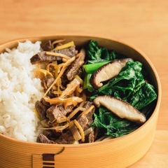 牛肉のかりかり炒め・小松菜炒め・押麦ご飯のお弁当
