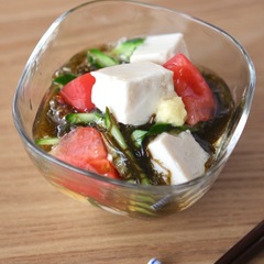 豆腐とトマトのもずくあえ