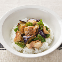 鶏肉となすのコクうまみそ丼