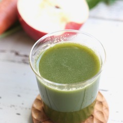 緑黄色野菜とりんごのジュース