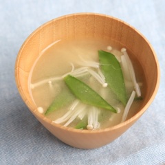 えのきたけと絹さやのみそ汁