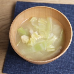キャベツと油揚げのみそ汁