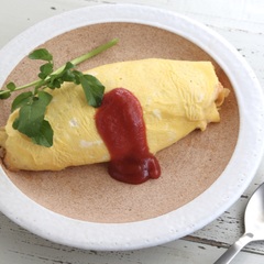 麦ご飯で食べ応え満点　オムライス