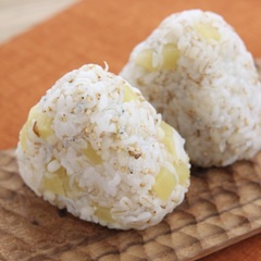 たくあんとしらすのもち麦おむすび