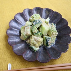 きゅうりとアボカドのごまマヨあえ