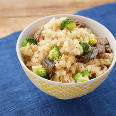 ブロッコリーとさんま蒲焼き缶で炊き込みごはん