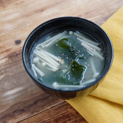 長いもとわかめの中華スープ