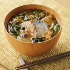 さば缶とキムチの具だくさんみそ汁