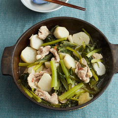 豚肉・里いも・小松菜のにんにくみそ蒸し鍋