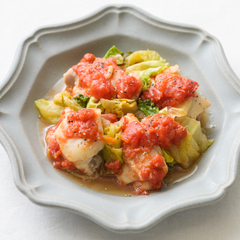 電子レンジで簡単　カットレタスと鶏肉のトマト煮