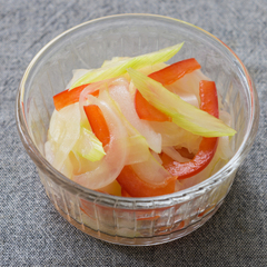新玉ねぎとセロリのマリネ
