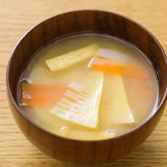 たけのことにんじんのみそ汁