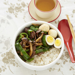 青椒肉絲のっけ弁当