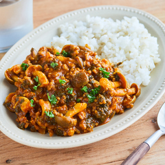 包丁を使わない しめじとパセリのキーマカレー