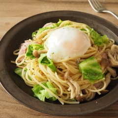 キャベツとハムのスパゲッティ温玉のせ