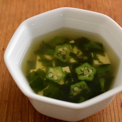 【離乳食・完了期】豆腐とオクラのわかめスープ