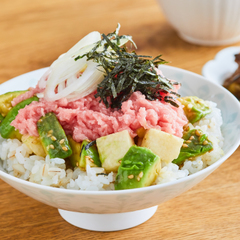 アボカドと長いものねぎまぐろ丼