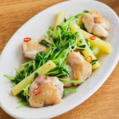 鶏もも肉と豆苗の塩にんにく炒め