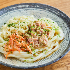 ツナのうま味感じる 混ぜうどん