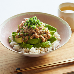 納豆とアボカドのオリーブポン酢丼