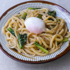 電子レンジで 小松菜ともやしのピリ辛うどん