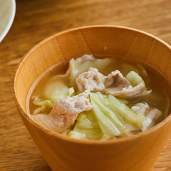 しょうが香る キャベツと豚肉のみそ汁