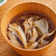 うま味が溶け出した 大根とまいたけの中華スープ
