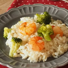 炊飯器で簡単　えびとブロッコリーのピラフ