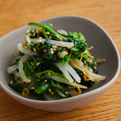 ごまの風味を効かせた ほうれん草ともやしの塩ナムル