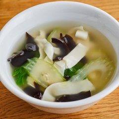 セロリときくらげのヌードルスープ
