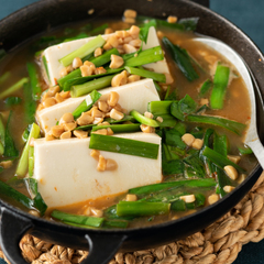 納豆とにらのピリ辛湯豆腐
