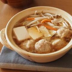 カット野菜と鶏団子の１人鍋 みそ仕立て