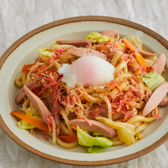 魚肉ソーセージと温泉卵で お手軽焼きうどん