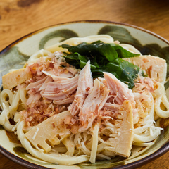 かつお節香る サラダチキンとたけのこの混ぜうどん