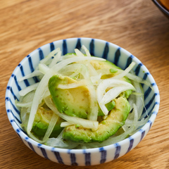 玉ねぎとアボカドのぽん酢しょうゆサラダ