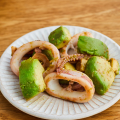 いかとアボカドのにんにくしょうゆ炒め