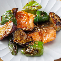 サーモンとなす、ピーマンの甘辛炒め